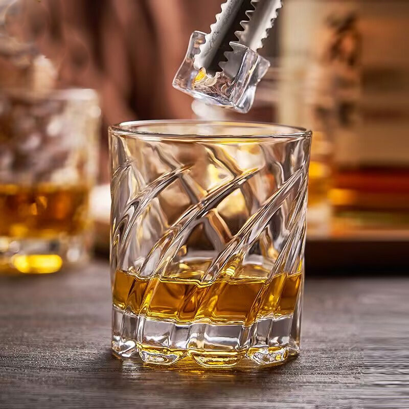 Wine Beer And Spirits - تنقش كأس ويسكي عالية الجودة الاستخدام